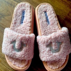 TRUE RELIGION SLIDES💜